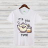 It's Tea Time Shirt | Lustiges Teeliebhaber T-Shirt | Niedliches Winter Tee Design | Geschenk für Teefans