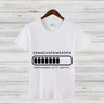 Erwachsen Werden Shirt | Lustiges Ladebalken T-Shirt | Humorvolles Geschenk | Witziges Statement Shirt für Nerds