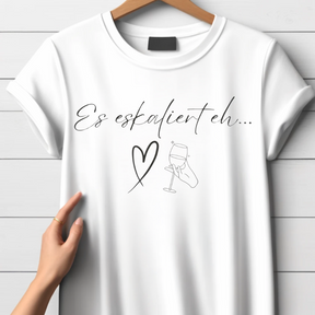 Es eskaliert eh... | Witziges Statement-Shirt | Humorvolles Design für den Winter | T-Shirt für Frauen