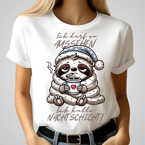 Gemütliches Faultier-Shirt | Lustiges Nacht-Schicht-Motiv | Humorvolles Winterdesign | Statement Shirt für Frauen