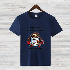Faultier Kaffeeliebhaber | Lustiges T-Shirt | Statement Shirt für Morgenmuffel | Humorvolles Design für kalte Tage
