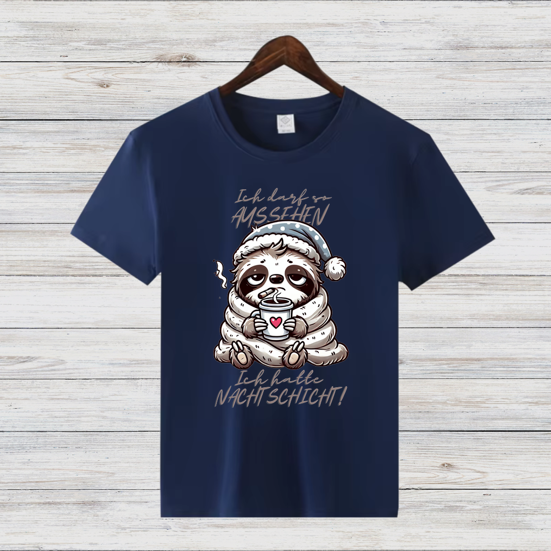 Gemütliches Faultier-Shirt | Lustiges Nacht-Schicht-Motiv | Humorvolles Winterdesign | Statement Shirt für Frauen