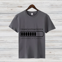 Erwachsen Werden Shirt | Lustiges Ladebalken T-Shirt | Humorvolles Geschenk | Witziges Statement Shirt für Nerds
