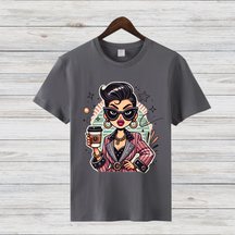 Kaffee-Queen Shirt | Stilvolles Damen T-Shirt | Vintage Pop-Art Design | Perfekt für Kaffeeliebhaberinnen | Statement Shirt für den Winter