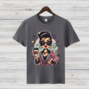 Kaffee-Queen Shirt | Stilvolles Damen T-Shirt | Vintage Pop-Art Design | Perfekt für Kaffeeliebhaberinnen | Statement Shirt für den Winter