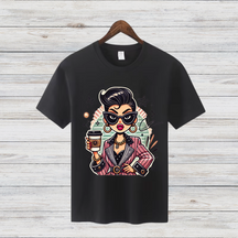 Kaffee-Queen Shirt | Stilvolles Damen T-Shirt | Vintage Pop-Art Design | Perfekt für Kaffeeliebhaberinnen | Statement Shirt für den Winter