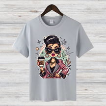 Kaffee-Queen Shirt | Stilvolles Damen T-Shirt | Vintage Pop-Art Design | Perfekt für Kaffeeliebhaberinnen | Statement Shirt für den Winter