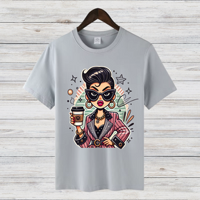 Kaffee-Queen Shirt | Stilvolles Damen T-Shirt | Vintage Pop-Art Design | Perfekt für Kaffeeliebhaberinnen | Statement Shirt für den Winter