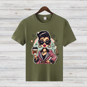 Kaffee-Queen Shirt | Stilvolles Damen T-Shirt | Vintage Pop-Art Design | Perfekt für Kaffeeliebhaberinnen | Statement Shirt für den Winter