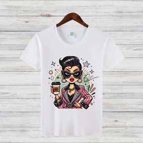 Kaffee-Queen Shirt | Stilvolles Damen T-Shirt | Vintage Pop-Art Design | Perfekt für Kaffeeliebhaberinnen | Statement Shirt für den Winter