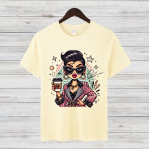 Kaffee-Queen Shirt | Stilvolles Damen T-Shirt | Vintage Pop-Art Design | Perfekt für Kaffeeliebhaberinnen | Statement Shirt für den Winter