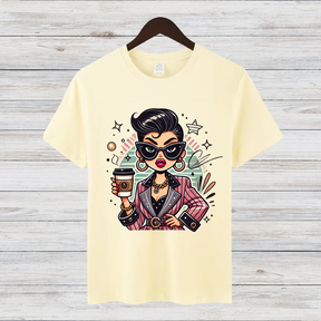 Kaffee-Queen Shirt | Stilvolles Damen T-Shirt | Vintage Pop-Art Design | Perfekt für Kaffeeliebhaberinnen | Statement Shirt für den Winter