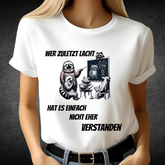 Wer zuletzt lacht | Lustiges Waschbär-Shirt | Humorvolles Statement | Perfektes Winter-Shirt für Damen